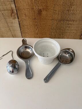 Ceramic and Metal Tea Strainers Set - White & Silver